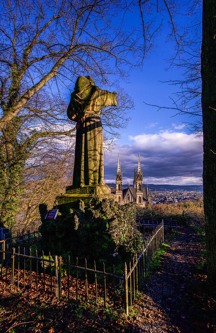 Blick vom Apollinarisberg und der Franziskusstatue auf die Apollinariskirche in Remagen, Kreis Ahrweiler, Rheinland-Pfalz, Deutschland