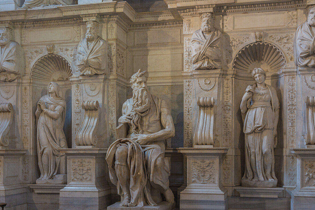Rom, San Pietro in Vincoli, Grabmal Papst Julius II. mit Moses von Michelangelo, Latium, Italien