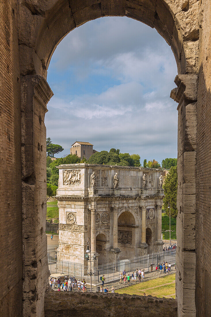 Rom, Konstantinsbogen Nordseite, Blick durch Arkadenbogen des Kolosseums, Latium, Italien