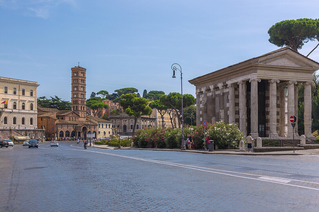Rom, Santa Maria in Cosmedin mit Campanile, Tempel des Portunus im Forum Boarium, Latium, Italien