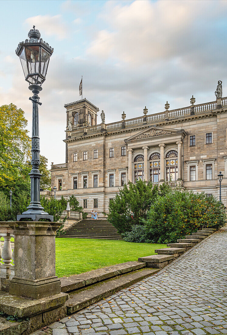 Nordseite und Garten des Schloss Albrechtsberg Dresden, eines der drei Elbschlösser am rechten Elbufer von Loschwitz, Sachsen, Deutschland