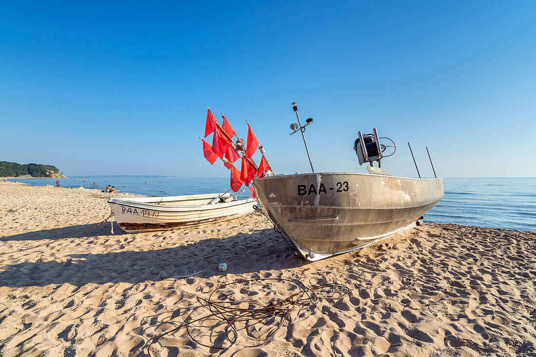 Fischerboote am Strand bei Baabe, Insel Rügen, Mecklenburg-Vorpommern, Deutschland