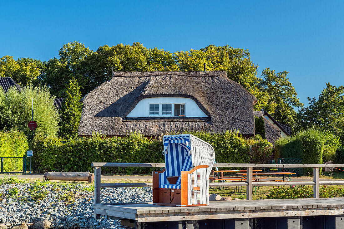 Strandkorb auf einem Steg am Selliner See, Ostseebad Sellin, Insel Rügen, Mecklenburg-Vorpommern, Deutschland