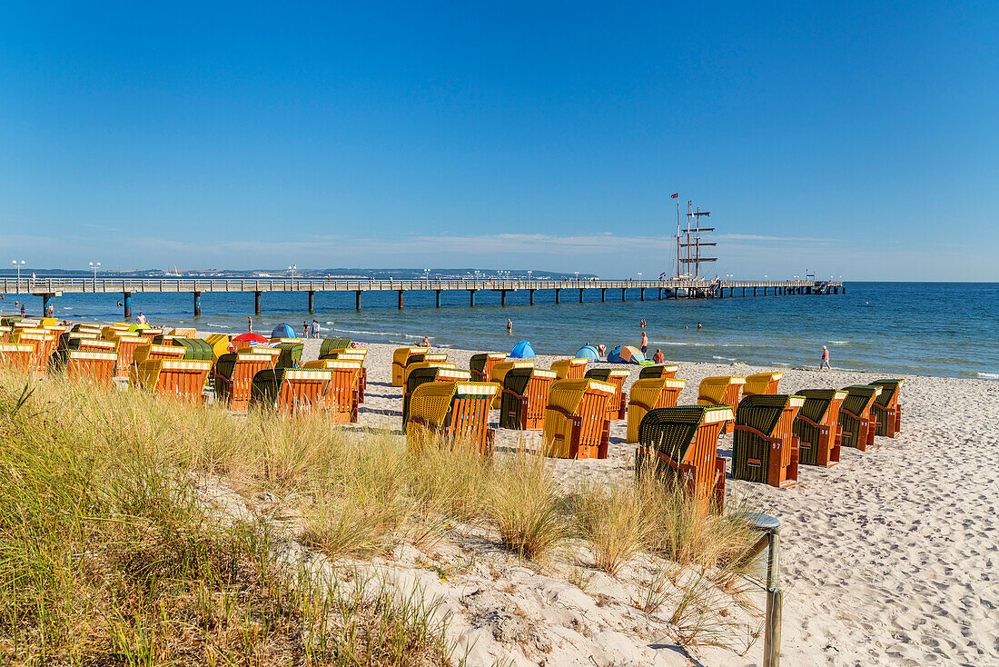 Strand, Seebrücke und Segelschiff vor Ostseebad Binz, Insel Rügen, Mecklenburg-Vorpommern, Deutschland