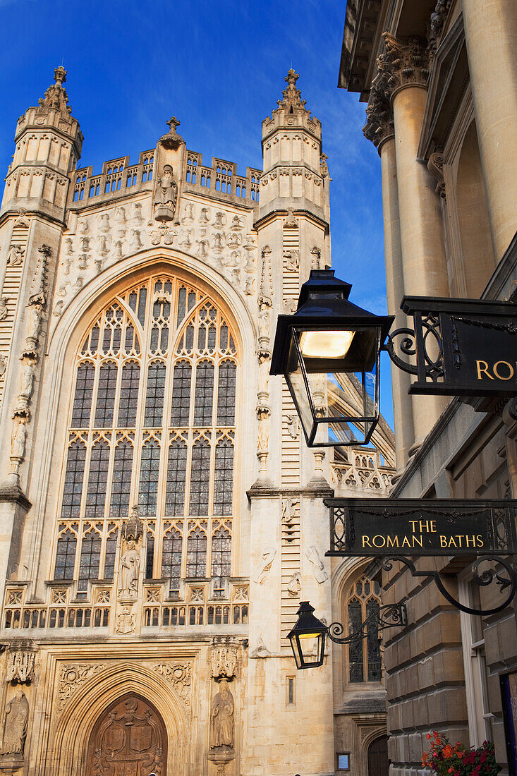 Bath Abbey und Roman Baths, Bath, Somerset, Großbritannien