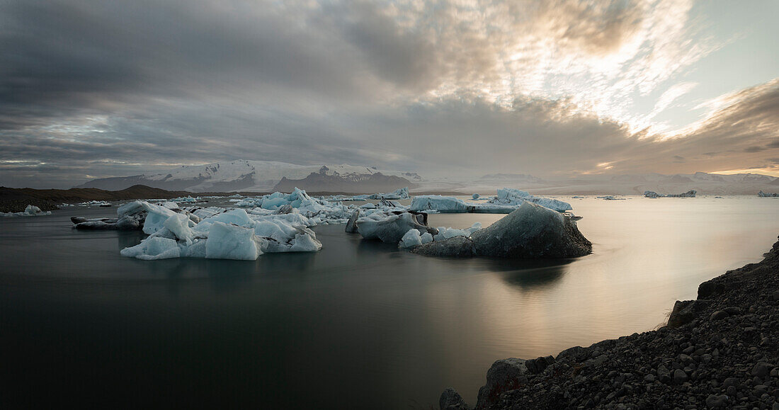 Langzeitbelichtung an der Gletscherlagune zur Mitternachtssonne, Island