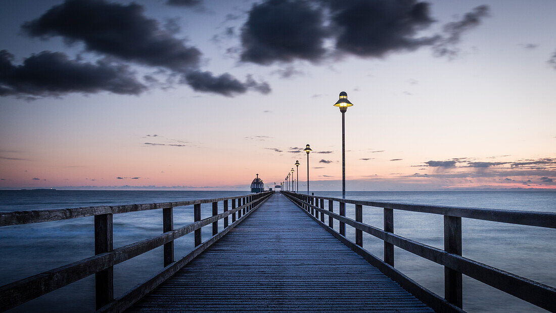 Langzeitbelichtung an der Seebrücke in Zinnowitz auf Usedom in der Blauen Stunde zum Sonnenaufgang, Deutschland, Mecklenburg-Vorpommern, Ostsee