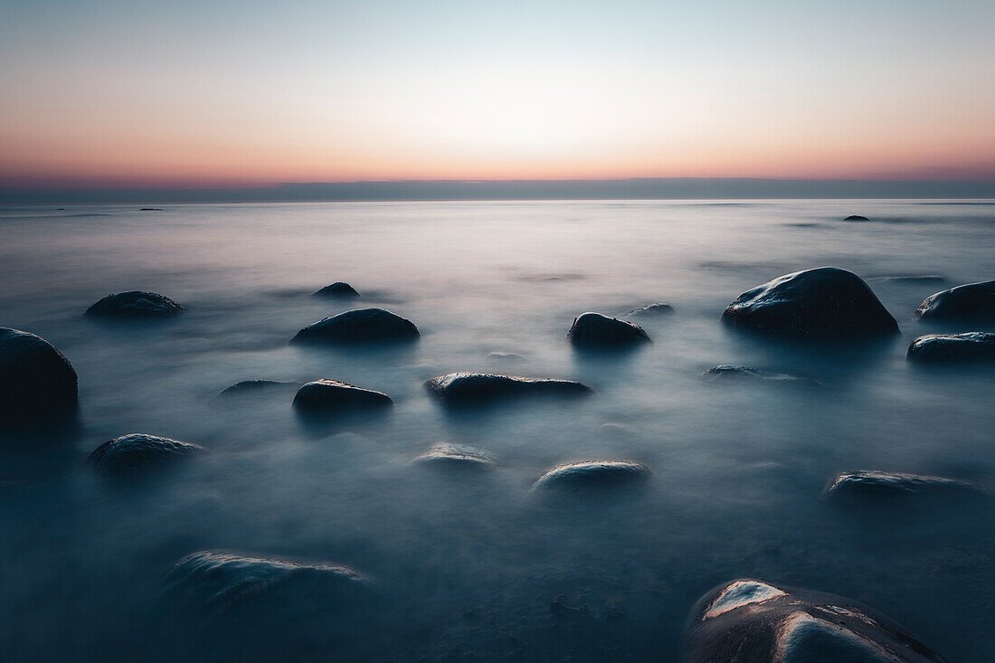 Langzeitbelichtung zum Sonnenuntergang am Strand bei Hirtshals, Dänemark