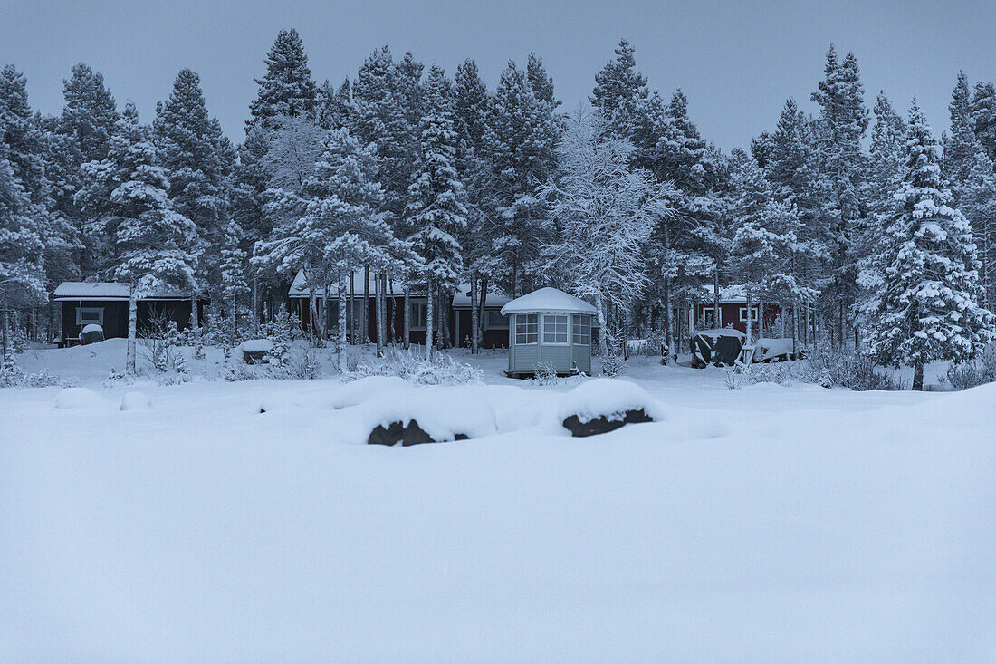 Winterszene und Hütten in Schwedisch Lappland