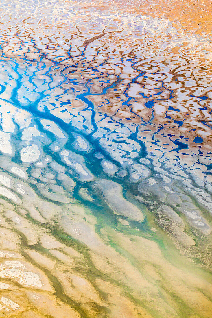 Abstrakte Luftaufnahme des Kati Thanda Seebettes, Lake Eyre Trockenwüste mit Dürre und einer Reihe von farbigem Salzwasser.