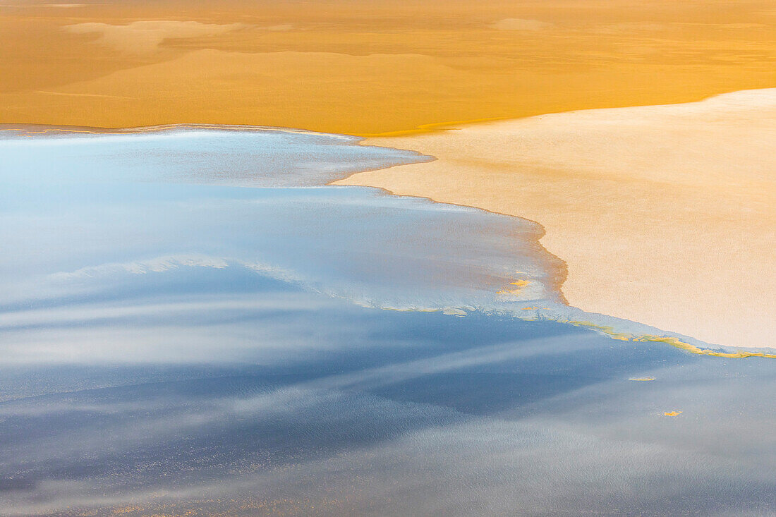 Australisches Outback Luftaufnahme über Lake Eyre mit blauem Wasser und gelbem Sand
