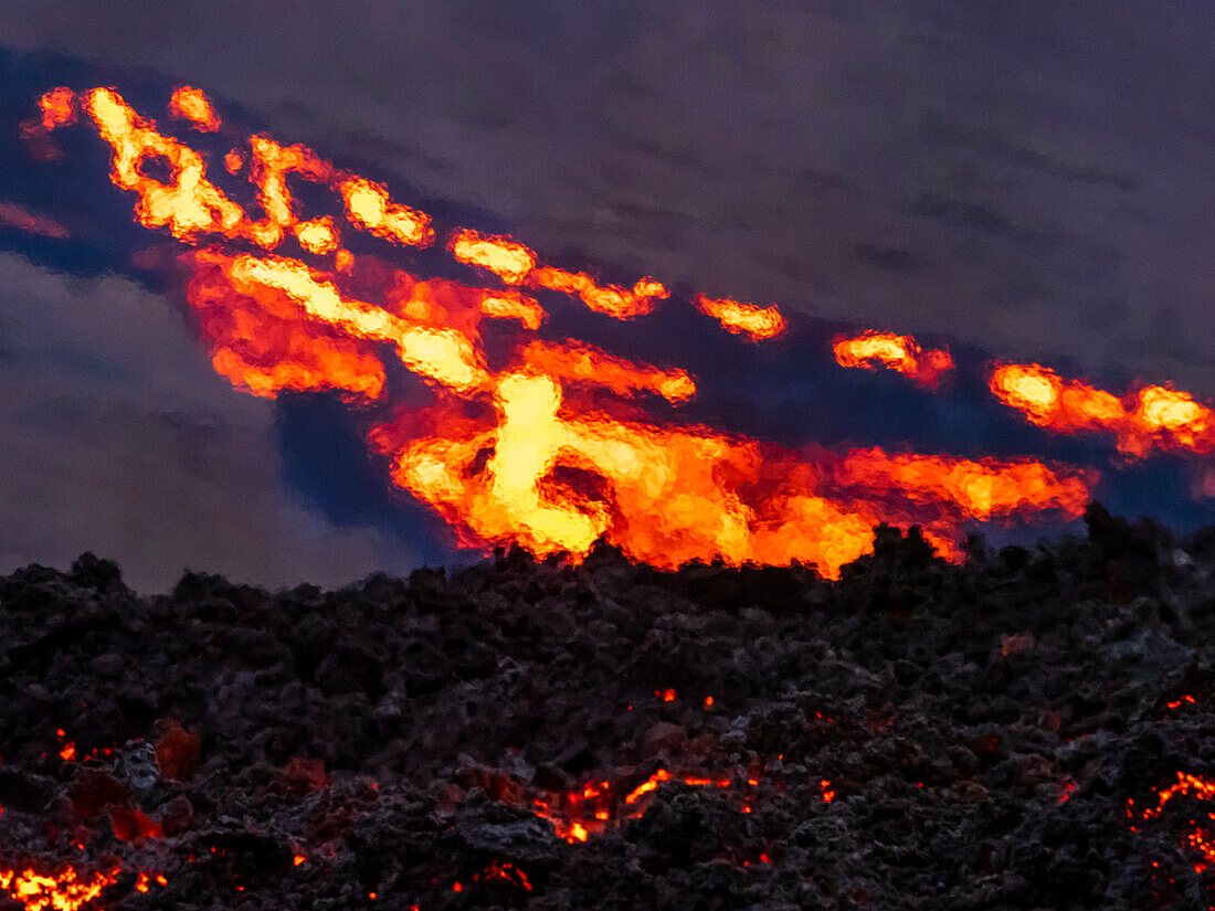 Glühender Lavastrom beim Vulkanausbruch des Fagradalsfjall in Geldingadalir, Island