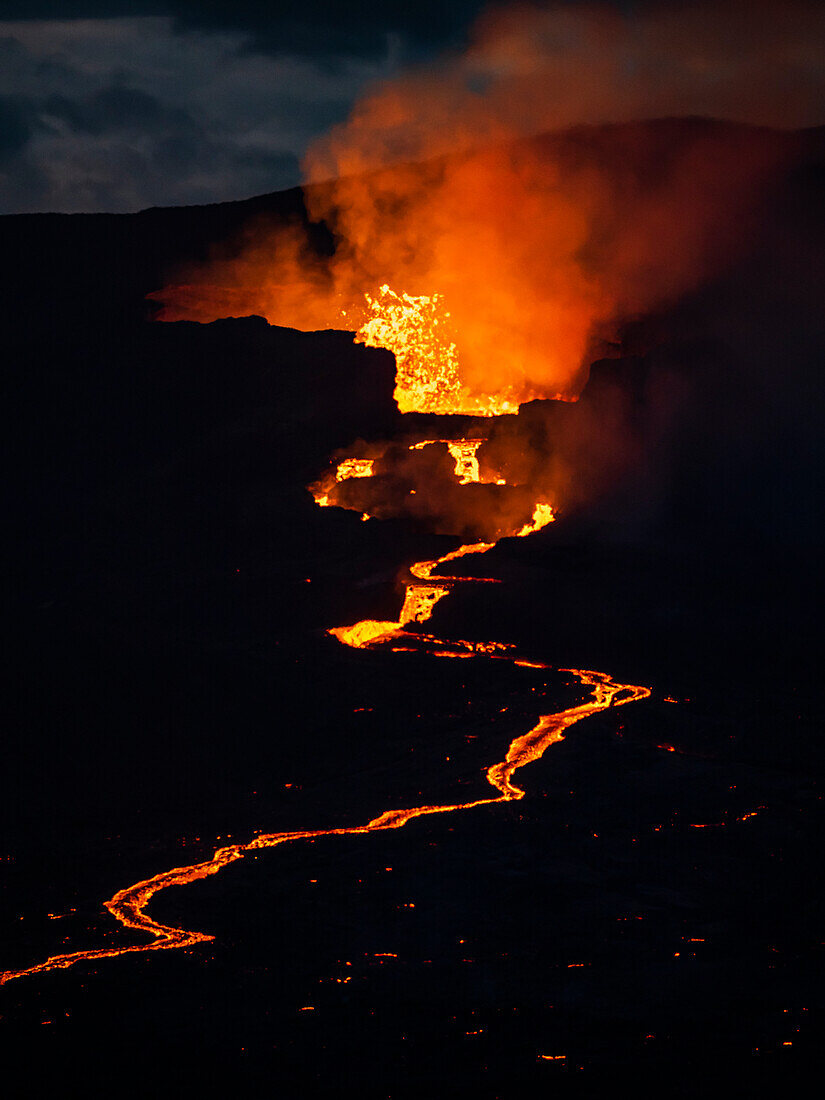 Kratereruption und glühender Magmastrom beim Vulkanausbruch des Fagradalsfjall in Geldingadalir, Island