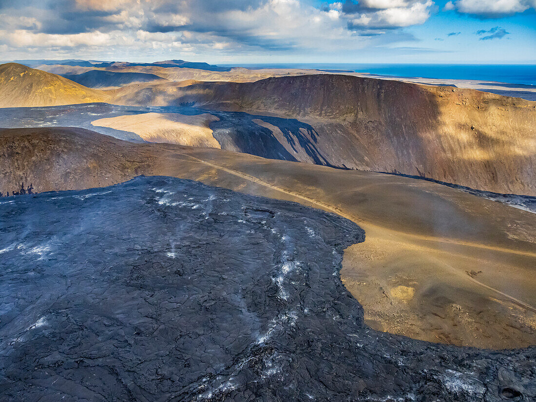 Luftaufnahme von Lavaströmen aus dem Fagradalsfjall-Krater, Vulkanausbruch bei Geldingadalir, Island