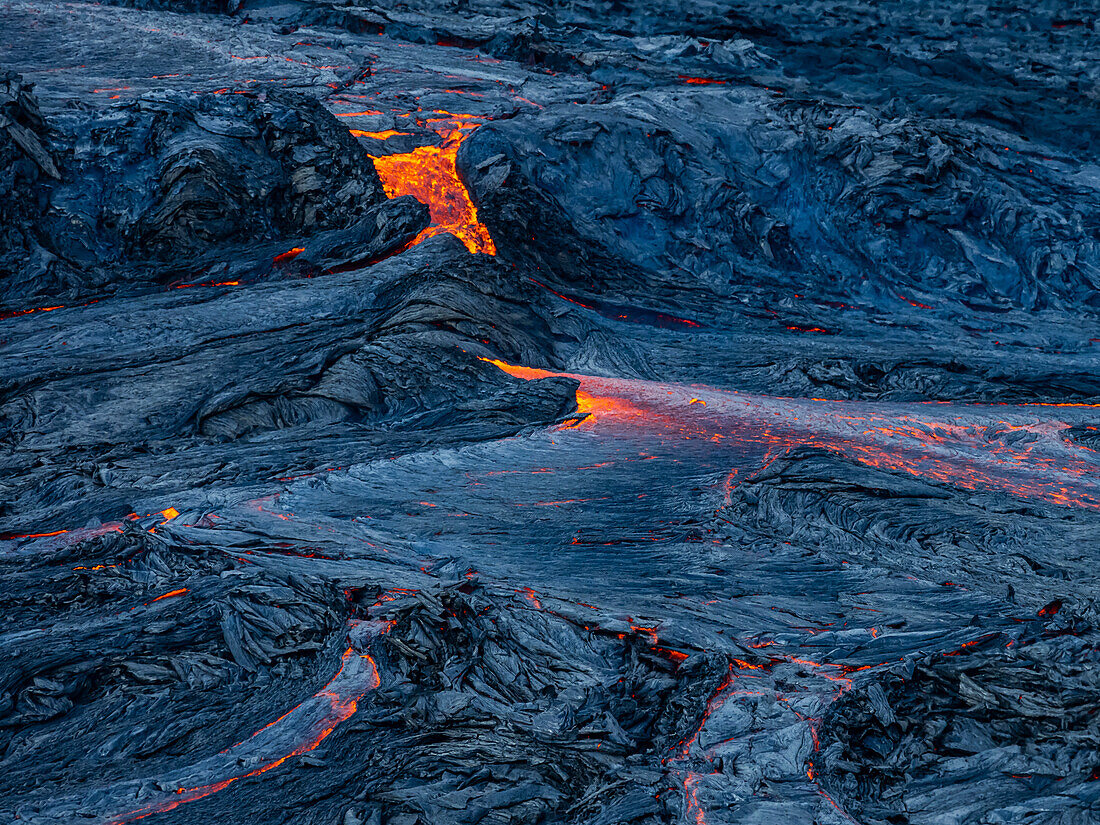 Heiße Lava fließt aus dem Krater Fagradalsfjall, Vulkanausbruch in Geldingadalir, Island