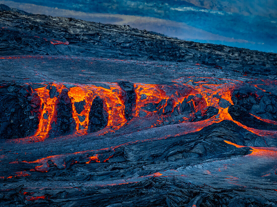 Heiße Lava fließt aus dem Krater Fagradalsfjall, Vulkanausbruch in Geldingadalir, Island