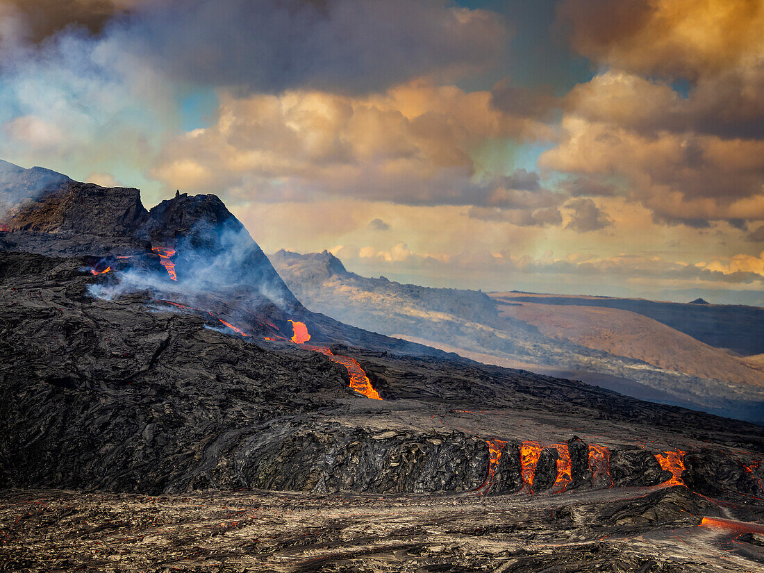 Luftaufnahme, Lavaströme aus dem Fagradalsfjall-Krater, Vulkanausbruch bei Geldingadalir, Island