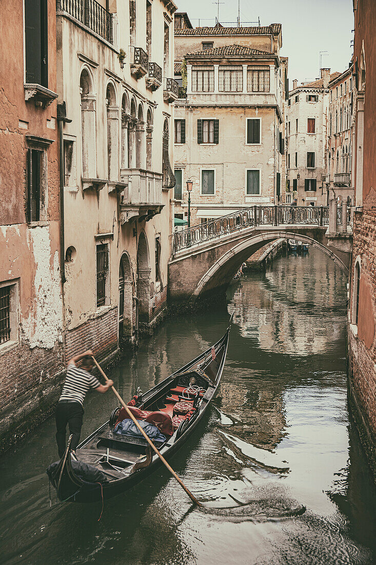 Gondoliere, die in den Kanälen von Venedig rudern