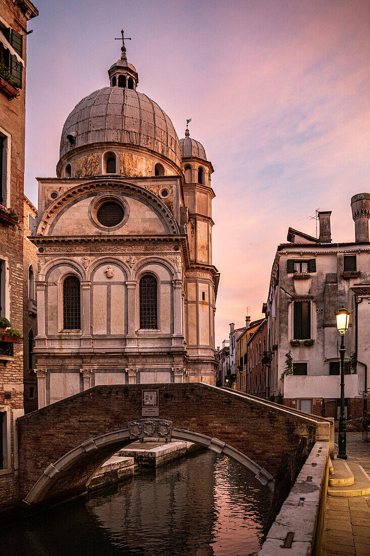 Kleiner Kanal, Brücke und Kirche im Abendlicht in Venedig, Italien