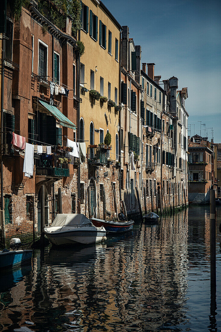 Häuser vom Wasser aus, Kanal in Venedig, Venetien, Italien