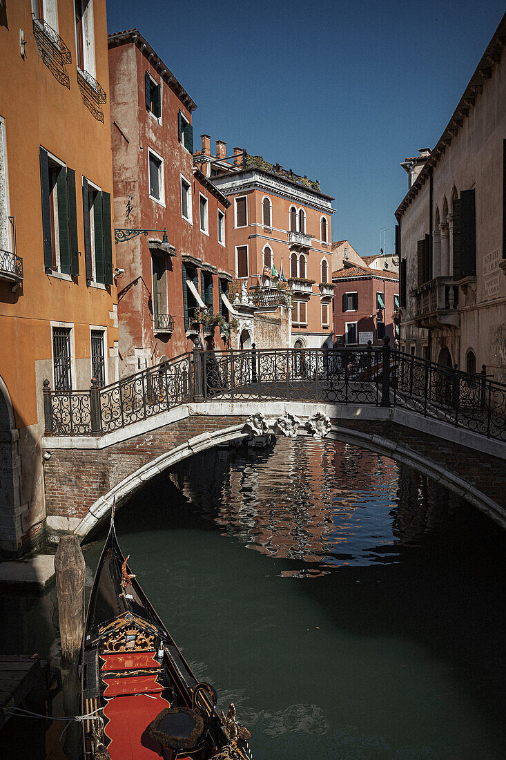 Kleine Brücke, Kanal und Gondel in Venedig, Italien