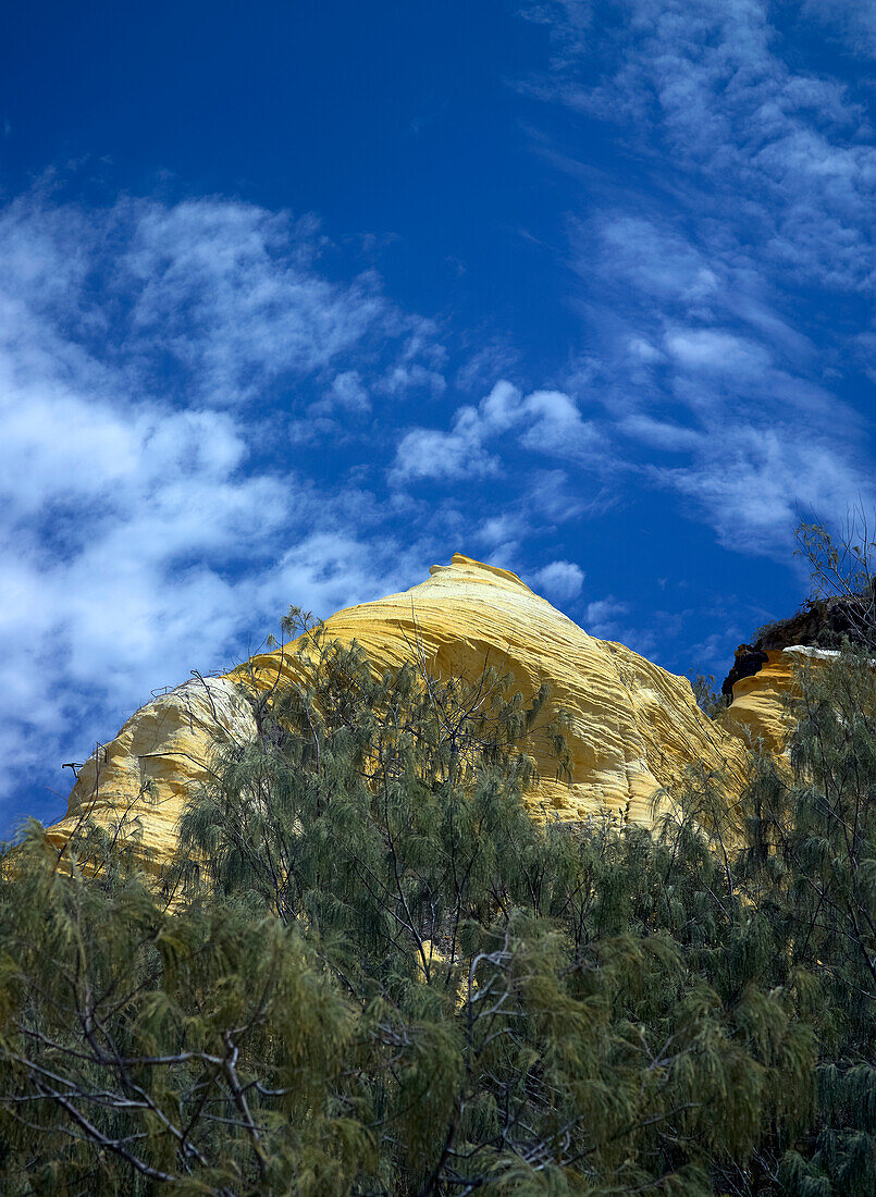 Freiliegender Felshang auf Fraser Island, der von der einheimischen Flora in den Himmel ragt