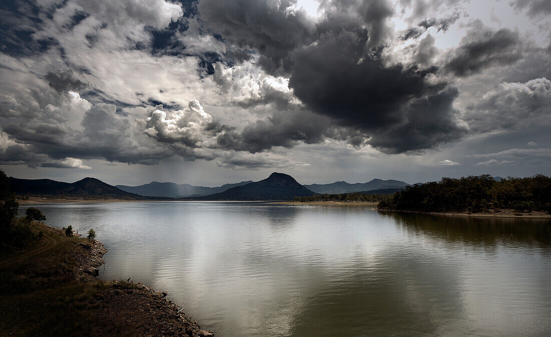 Stürmischer Himmel über Lake Moogerah