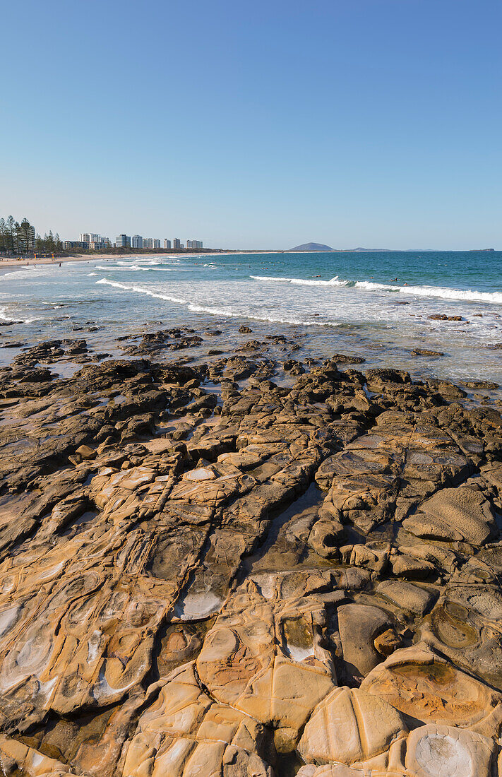 Blick über die Felsen am Strand von Maroochydore