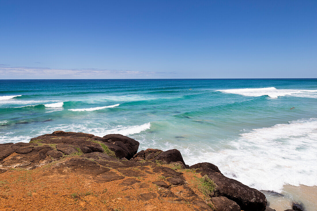 Rocky ledge and turquoise blue ocean at Ballina Head Beach