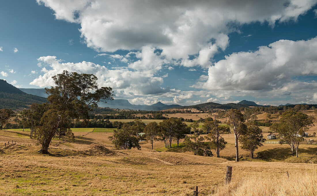 Ländliche Szene von Ackerland und den umliegenden Hügeln in Kilarney - Australien