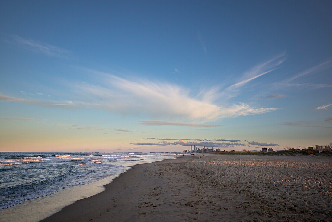 Blick entlang Strand in Richtung Surfers Paradise am frühen Abend