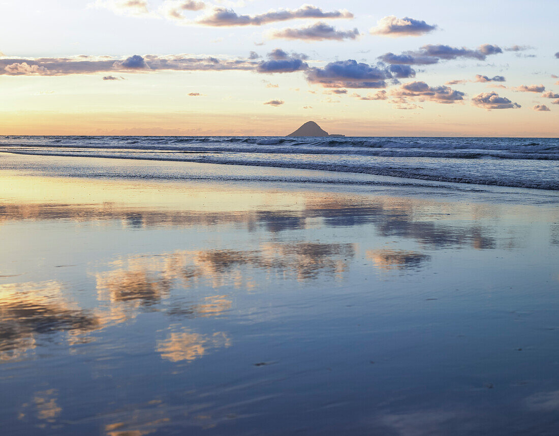 Blick vom Strand von Opotiki auf die Walinsel bei Sonnenuntergang