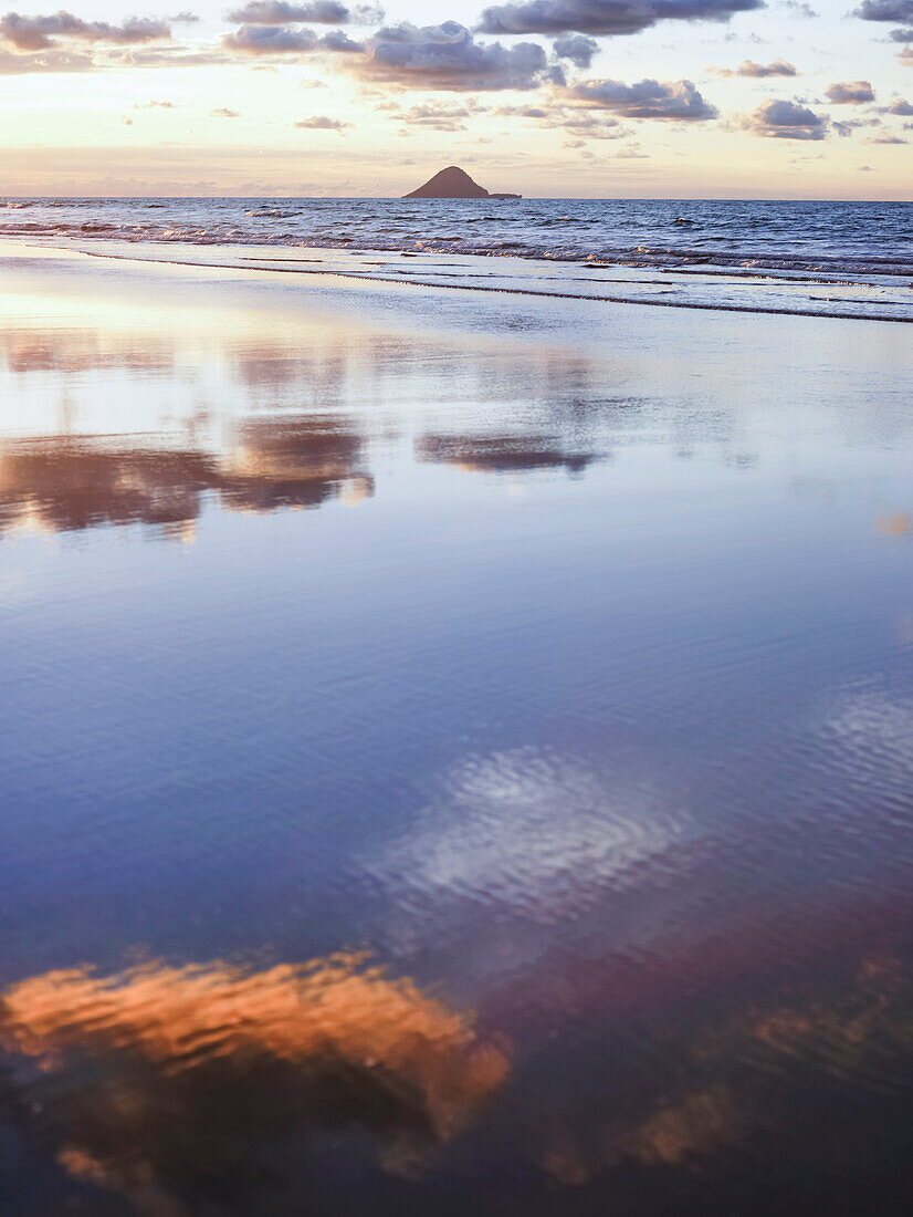 Blick vom Strand von Opotiki auf die Walinsel bei Sonnenuntergang