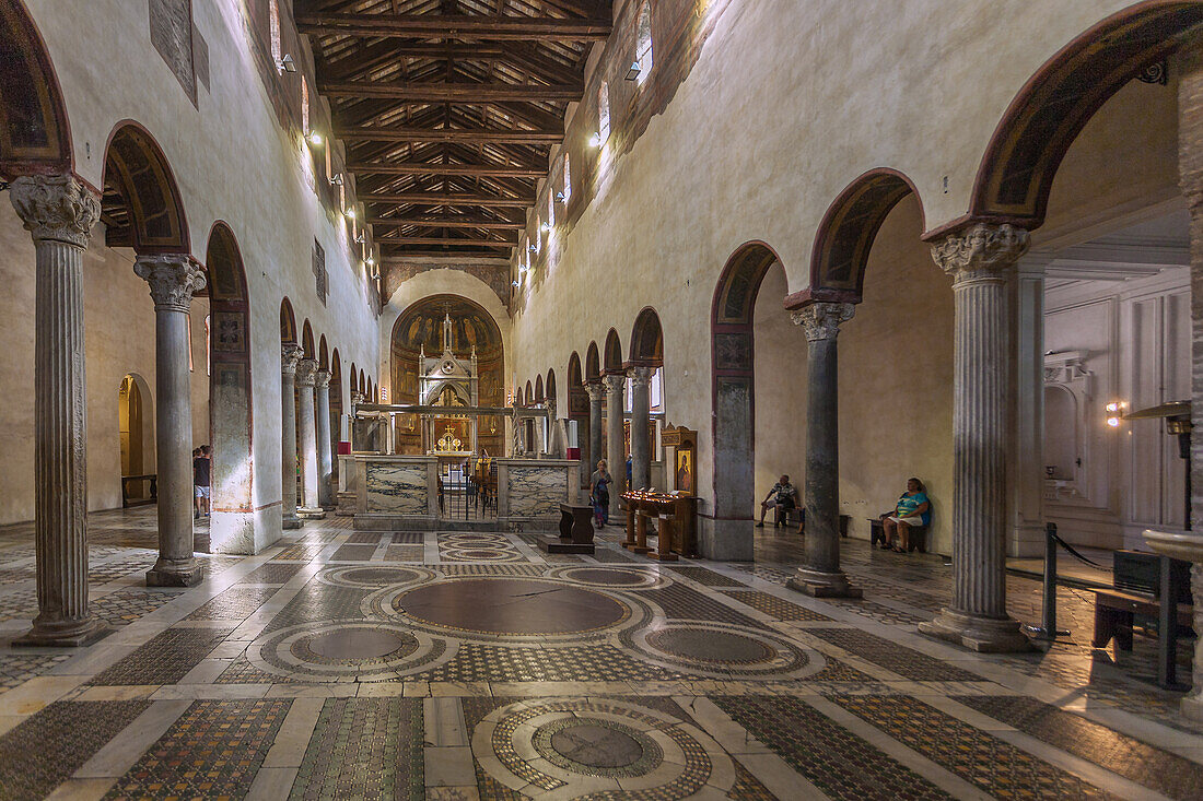 Rom, Santa Maria in Cosmedin, Innenraum mit Cosmatenfußboden und Schola Cantorum, Latium, Italien