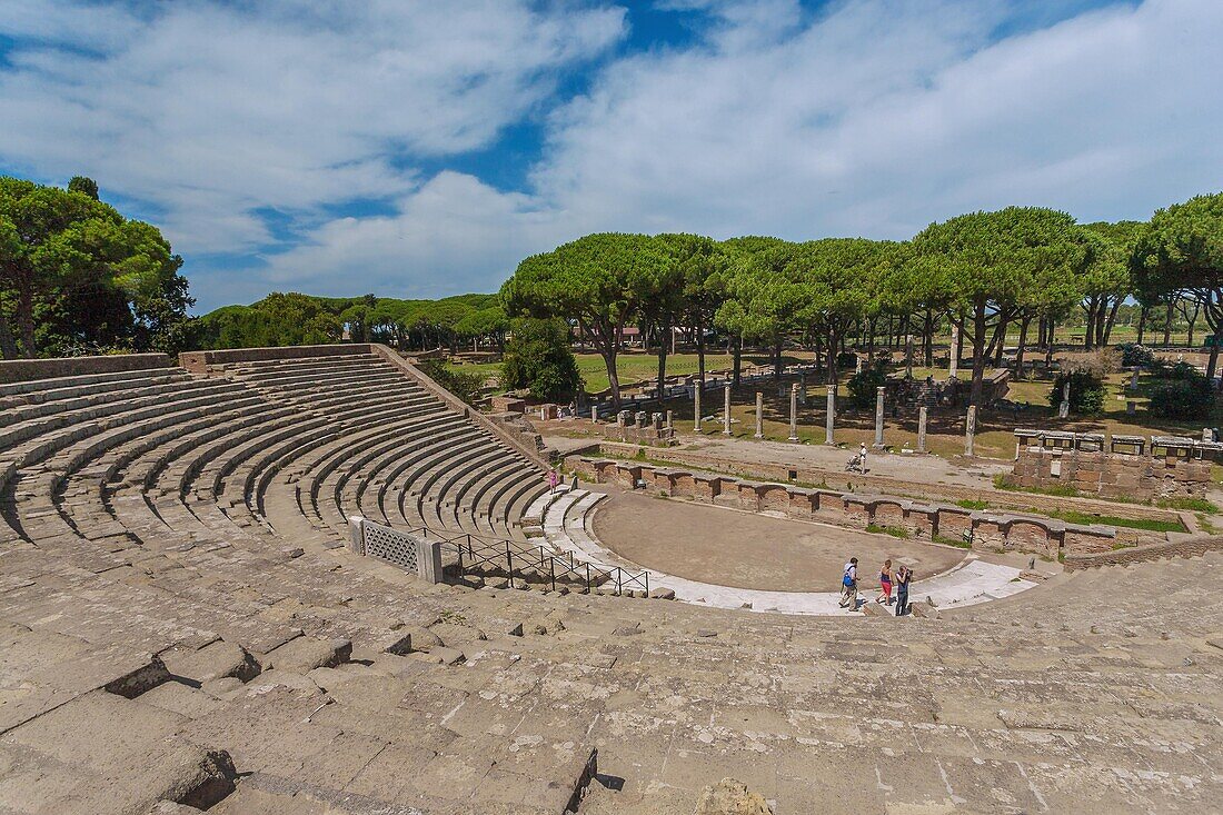 Rom, Ostia Antica, Anfiteatro mit Blick auf Foro delle Corporazioni, Latium, Italien