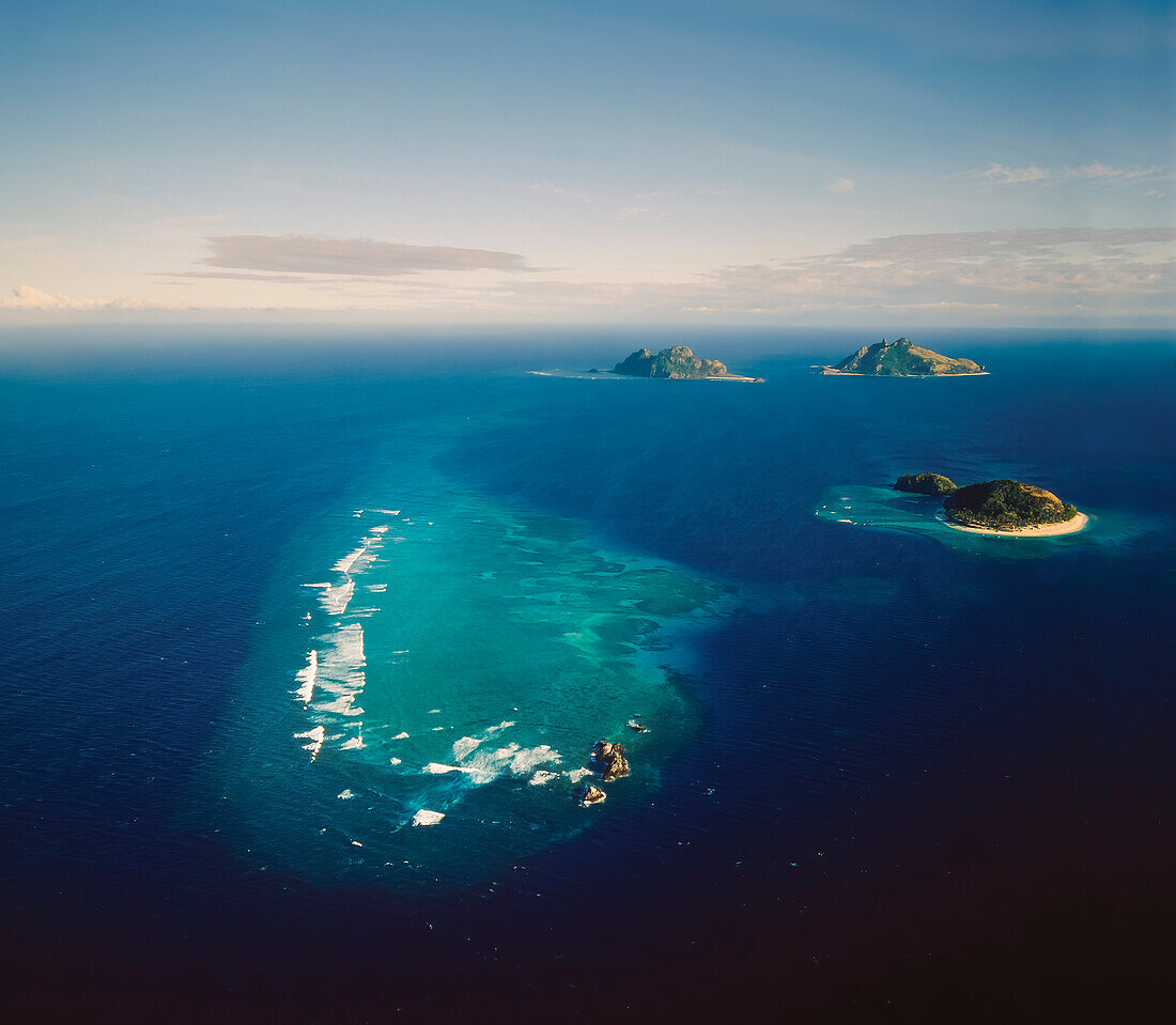 Luftaufnahme einer Gruppe von pazifischen Atollen und Riffen - Teil der Fidschi-Inselgruppe