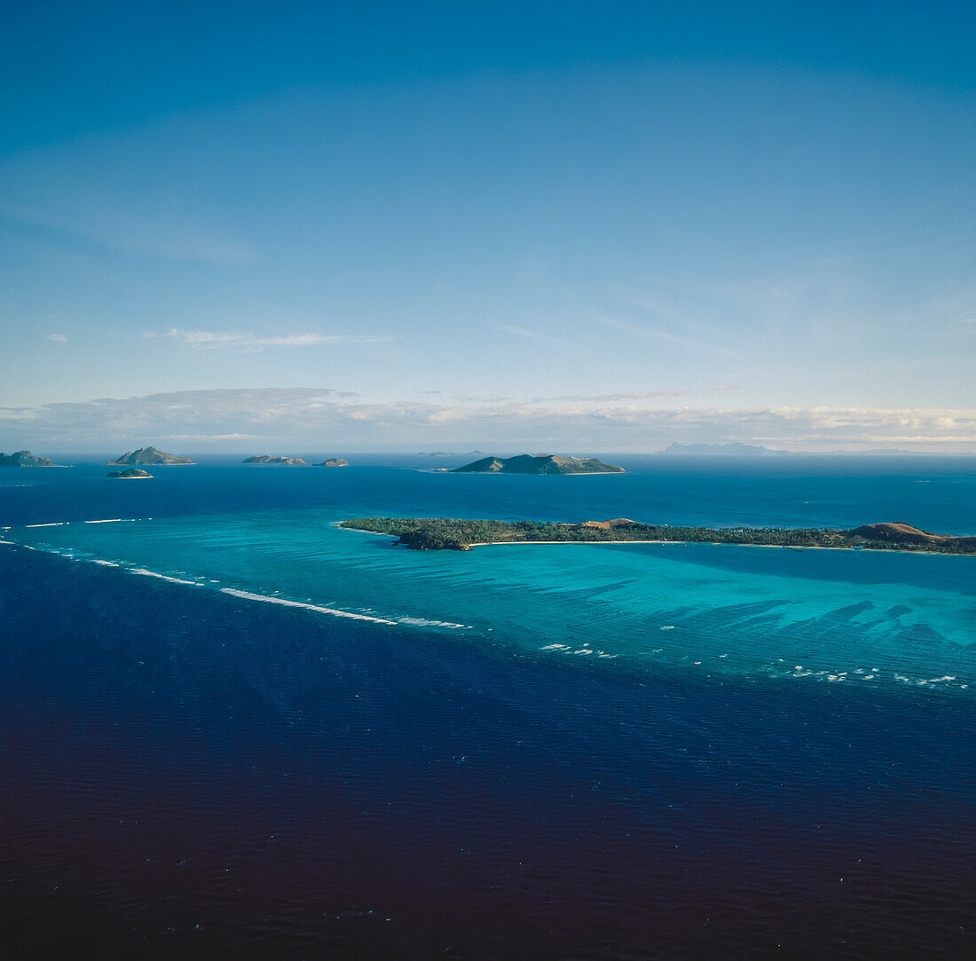 Luftaufnahme einer Gruppe kleiner pazifischer Inseln