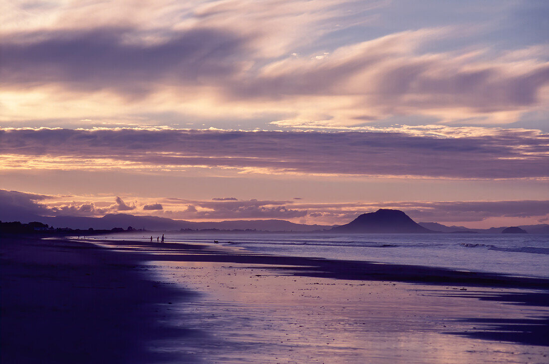 Mit Blick auf den Mount Maunganui vom Papamoa Beach bei Sonnenuntergang
