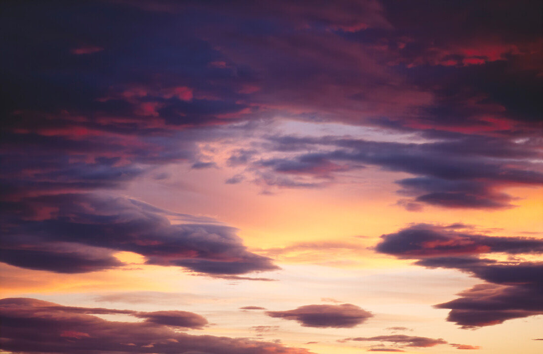 Rosa Wolken im lila Himmel bei Sonnenuntergang