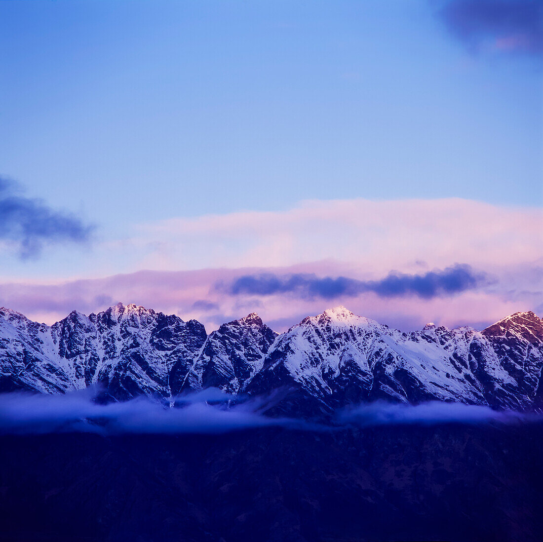 Schneebedeckte Remarkables-Bergkette in Neuseeland