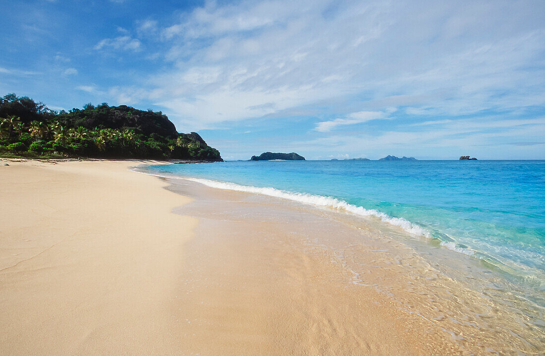 Blick entlang des Strandes von Tropical Island auf die Mamanuca-Gruppe der Fidschi-Inseln