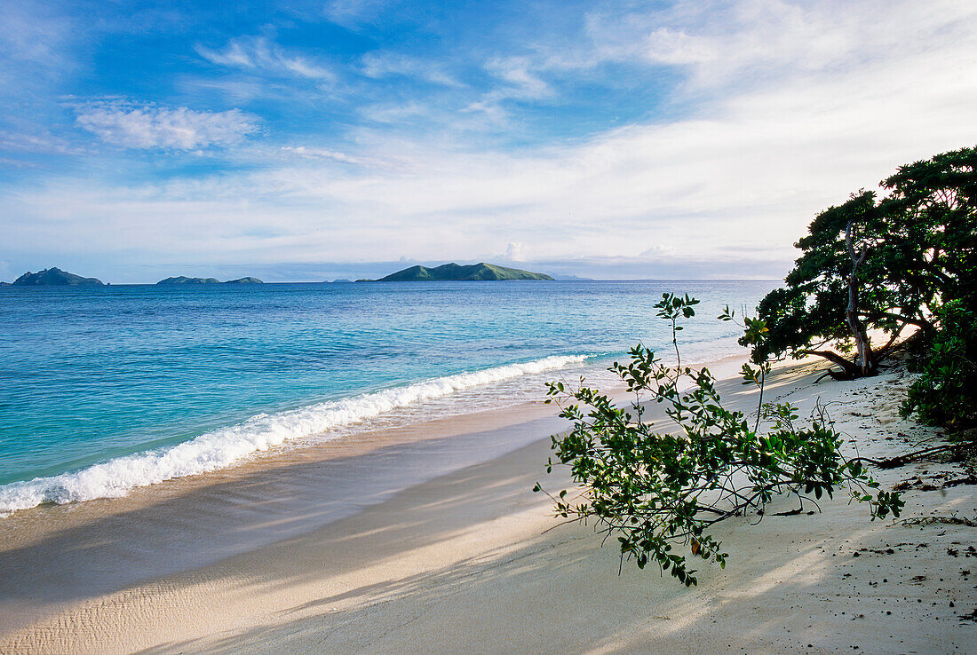 Blick entlang Strand der tropischen Insel Mana - Fidschi-Inseln