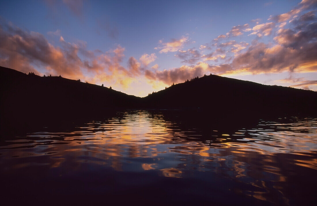 Queen Charlotte Sounds bei Sonnenaufgang