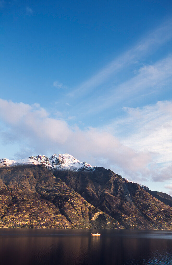 Dampfschiff auf Lake Wakatipu und schneebedeckte Bergkette dahinter - Neuseeland