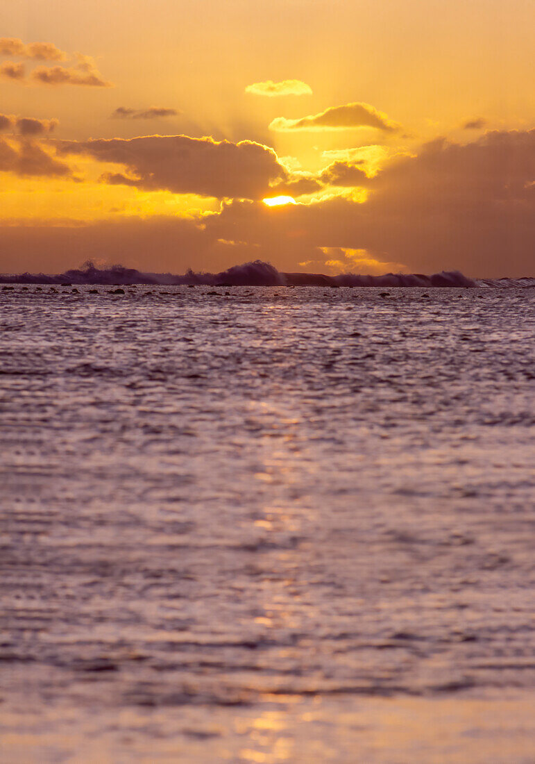 Sonnenuntergang hinter den Wolken über dem Ozean