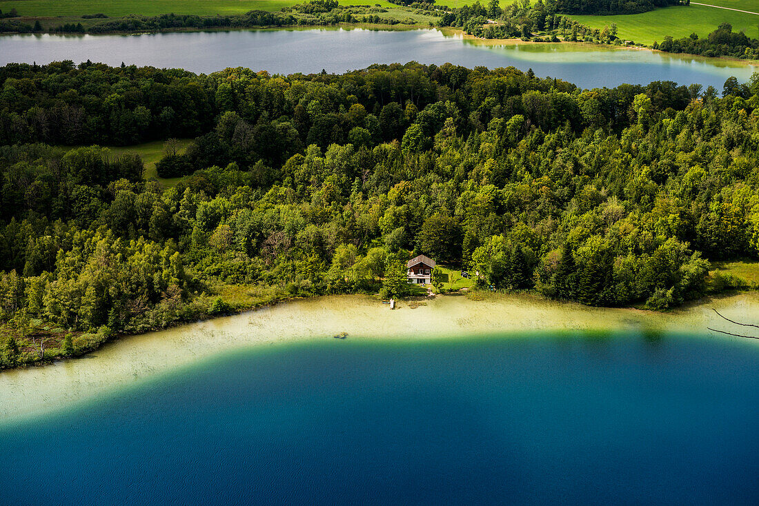 Seenlandschaft, einsames Haus am See, Lac d Ilay, Champagnole, Departement Jura, Bourgogne-Franche-Comté, Jura, Frankreich