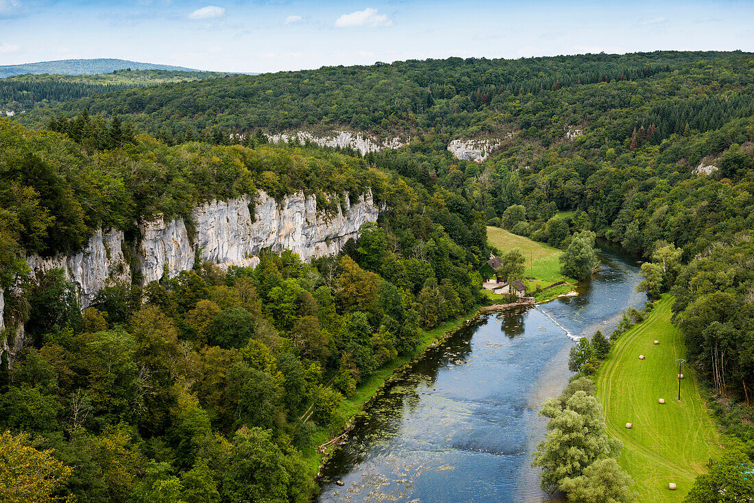idyllischer Fluss und Schlucht, Loue, bei Cléron, Département Doubs, Bourgogne-Franche-Comté, Jura, Frankreich