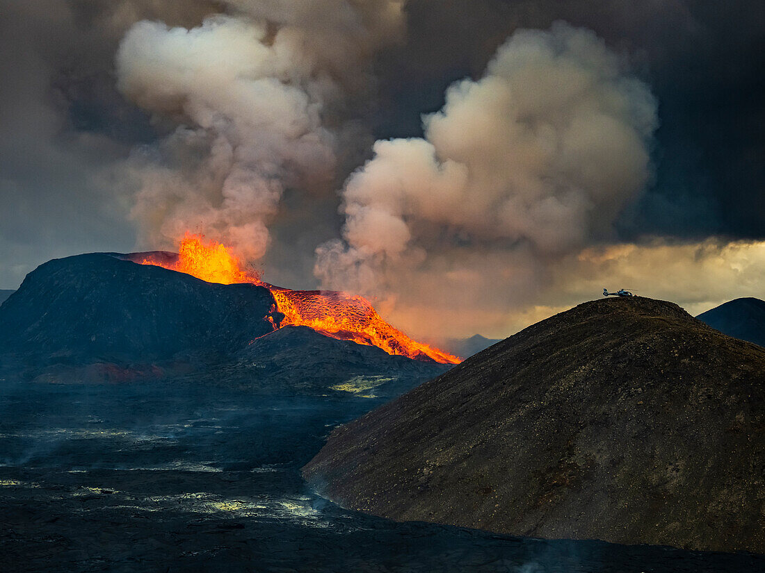 Glühende Lava wird in den Himmel geschleudert, wenn Lava aus dem Vulkan Fagradalsfjall auf Island austritt