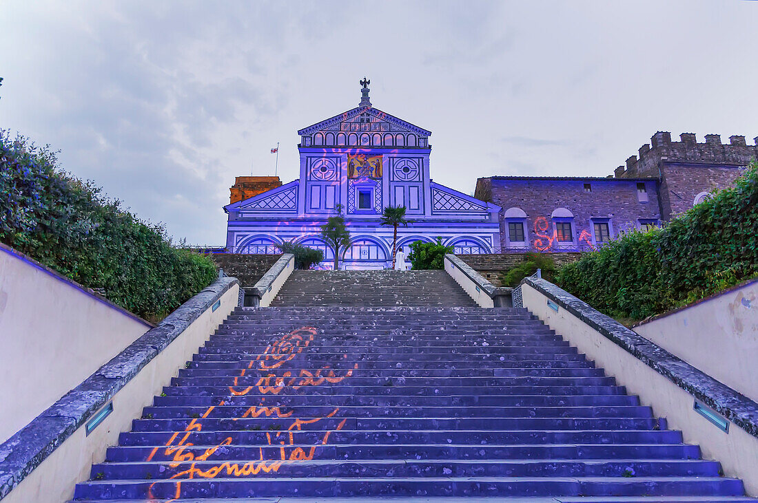 San Miniato al Monte Kirche bemalt mit Licht während der kirchlichen Feier, Florenz, Toskana, Italien,