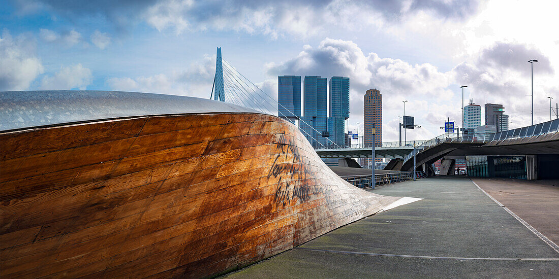 Kunstwerk "Twist & Shout" von Martand Khosla, dahinter die Erasmusbrücke und Hochhäuser, Rotterdam, Südholland, Niederlande, Europa